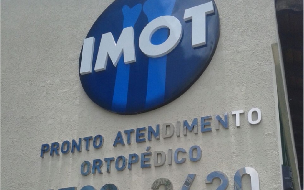 Letras caixa em Inox logo em pvc - Imot