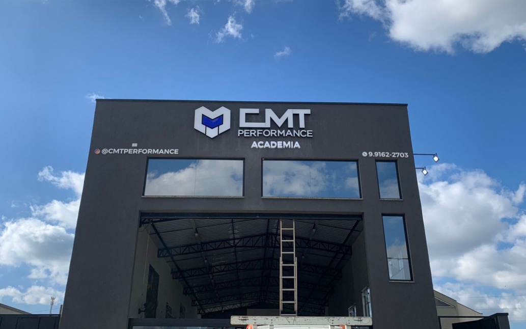 Letra caixa em Acrílico com Led e PVC - CMT Performance
